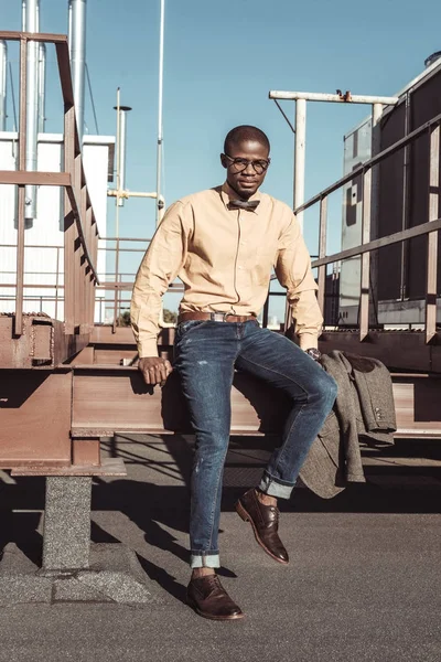 Jeune homme afro-américain sur la construction métallique — Photo de stock