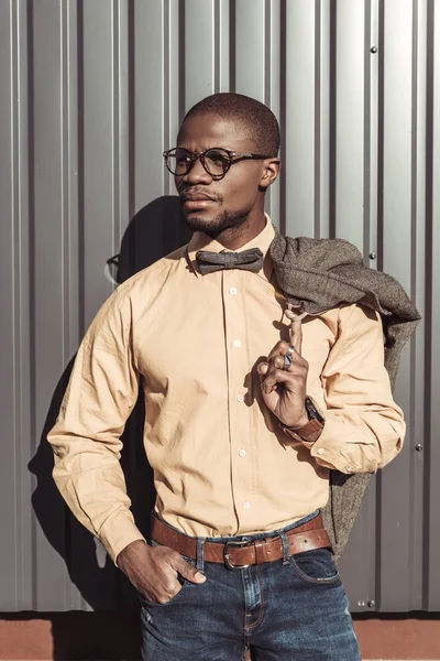 Homme avec veste sur l'épaule — Photo de stock