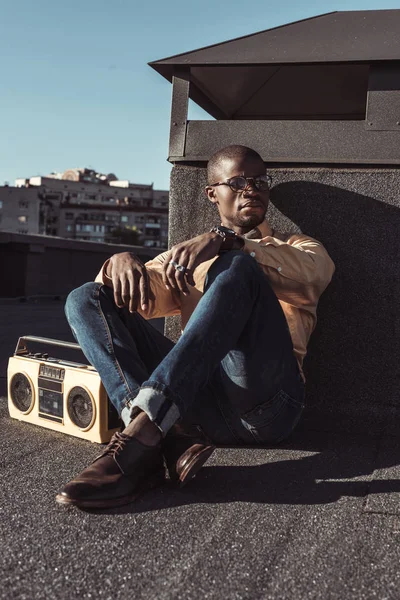 Uomo afroamericano sul pavimento con boombox — Foto stock