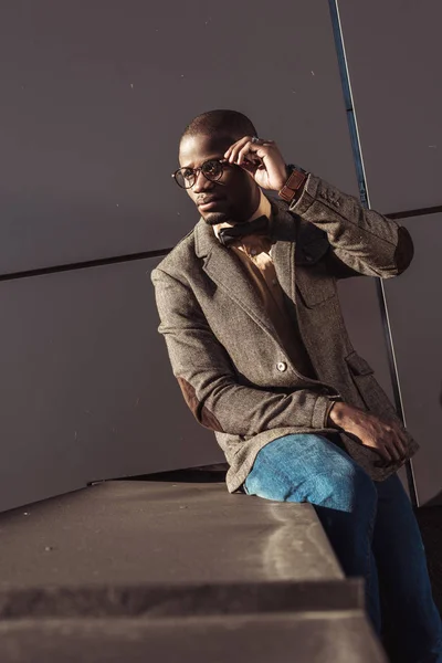 Africano americano uomo in abito e occhiali — Foto stock
