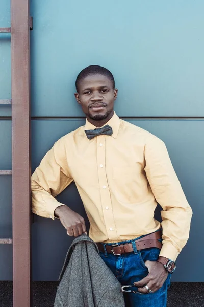 Afrikanisch-amerikanischer Mann mit Jacke — Stockfoto