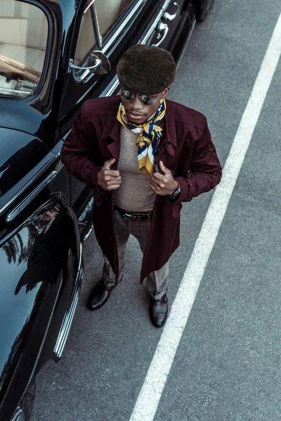 Homme afro-américain posant avec voiture — Photo de stock