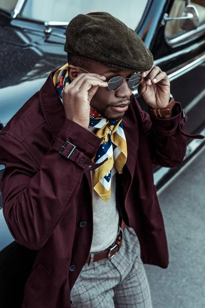 El hombre a la moda delante del coche - foto de stock