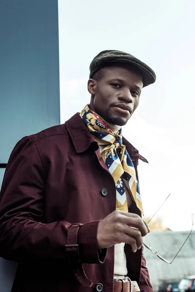 Homme afro-américain élégant avec des lunettes de soleil — Photo de stock