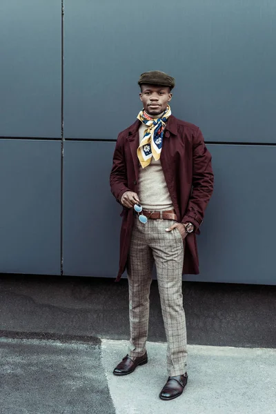 Homme afro-américain en tenue élégante — Photo de stock