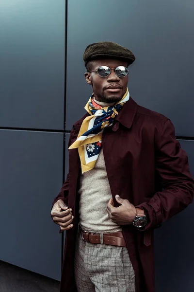 Модный мужчина в солнцезащитных очках и осенней куртке — стоковое фото
