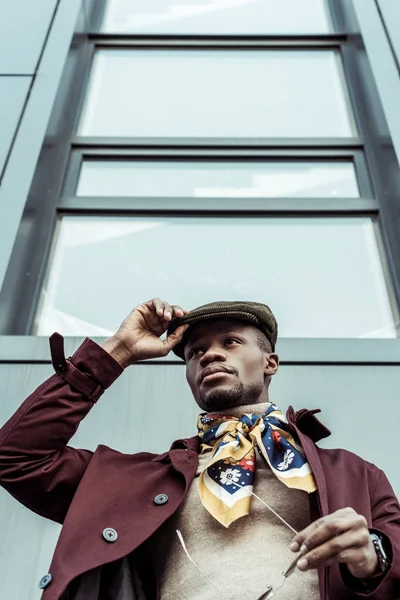 Guapo afroamericano hombre en newsie cap - foto de stock