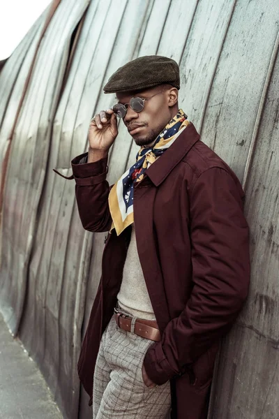 Elegante hombre afroamericano en gafas de sol - foto de stock