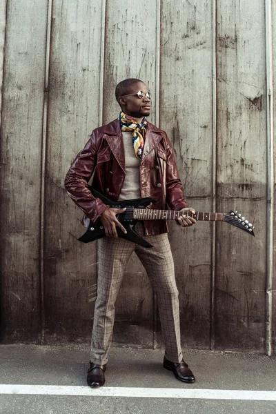 Homme afro-américain avec guitare électrique — Photo de stock