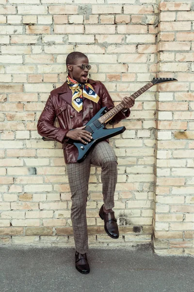 Elegante uomo africano americano che suona la chitarra — Foto stock