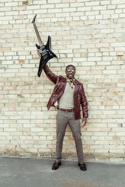 Joven afroamericano hombre sosteniendo la guitarra - foto de stock
