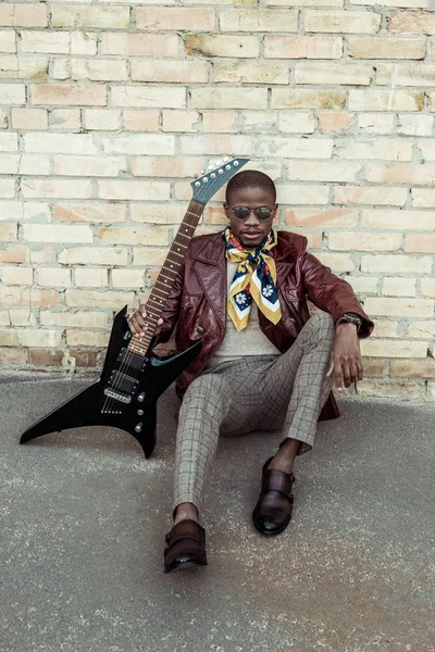 Americano africano elegante com guitarra — Fotografia de Stock