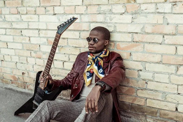 Афроамериканський чоловік з гітарою — стокове фото