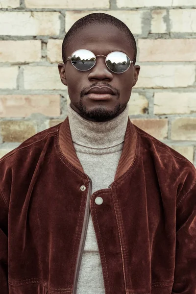 Élégant homme afro-américain en lunettes de soleil — Photo de stock