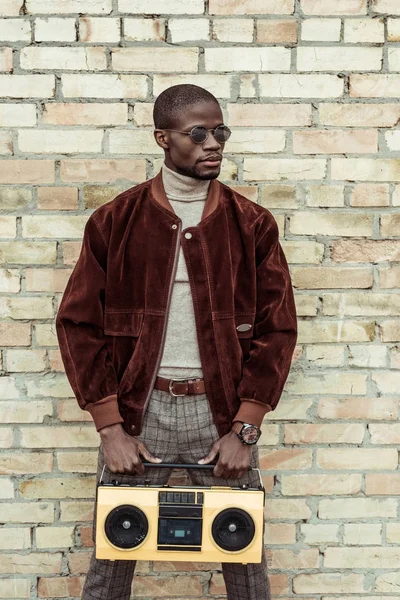 Elegante hombre afroamericano sosteniendo boombox - foto de stock