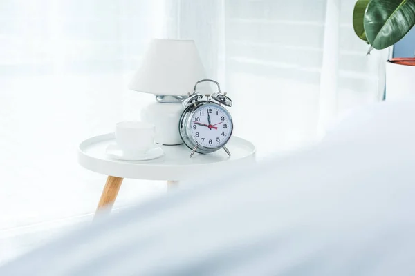 Reloj despertador en el dormitorio - foto de stock