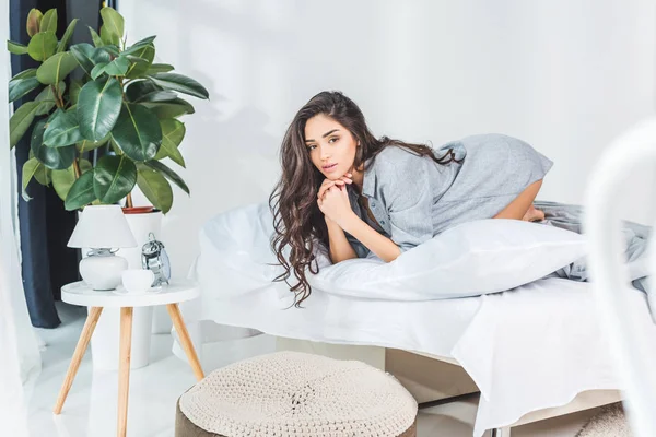 Mädchen auf dem Bett — Stockfoto