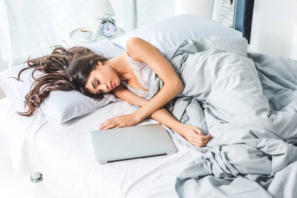 Giovane donna con computer portatile a casa — Foto stock