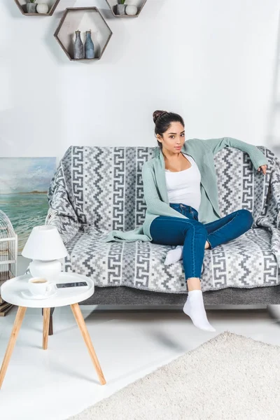 Mujer joven en casa - foto de stock