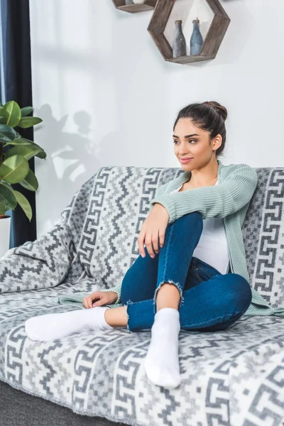 Mujer joven en casa - foto de stock