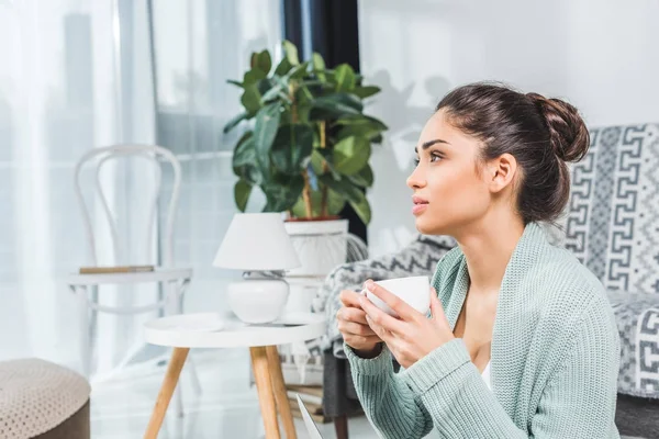 Mujer bebiendo café en casa - foto de stock