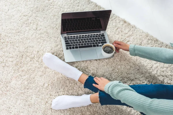 Mujer joven con portátil en casa - foto de stock