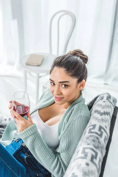 Giovane donna che beve vino a casa — Foto stock
