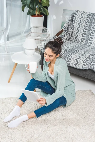 Chica con tableta digital en casa - foto de stock