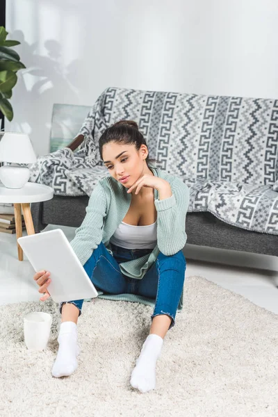 Fille avec tablette numérique à la maison — Photo de stock