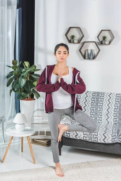 Menina em pose de ioga em casa — Fotografia de Stock