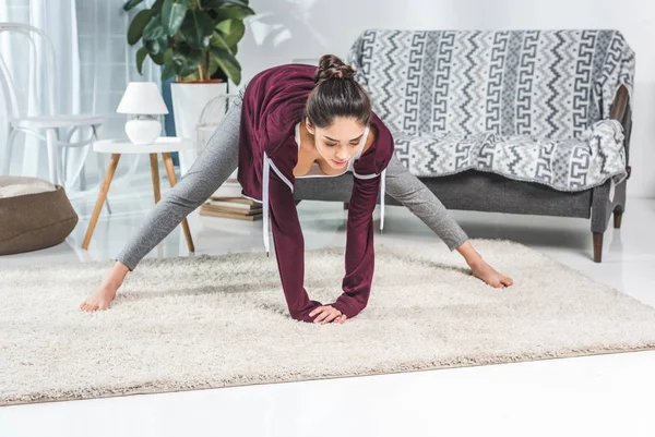 Ragazza che esercita a casa — Foto stock