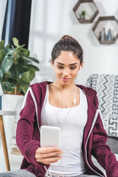 Ragazza utilizzando smartphone a casa — Foto stock