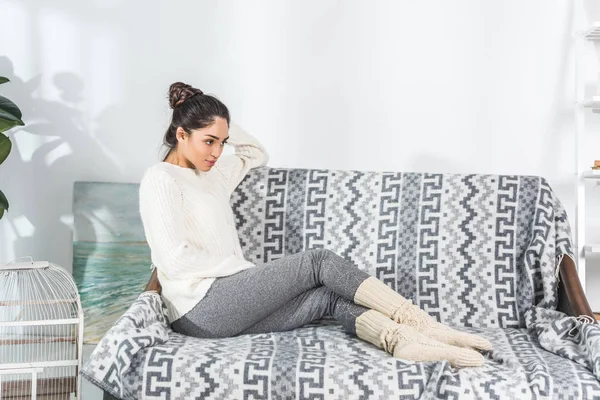 Jolie jeune femme à la maison — Photo de stock