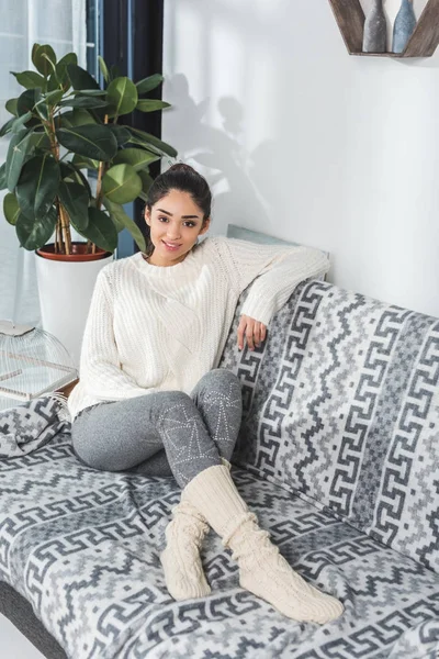 Jolie jeune femme à la maison — Photo de stock