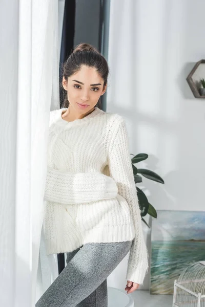 Mujer joven en casa - foto de stock