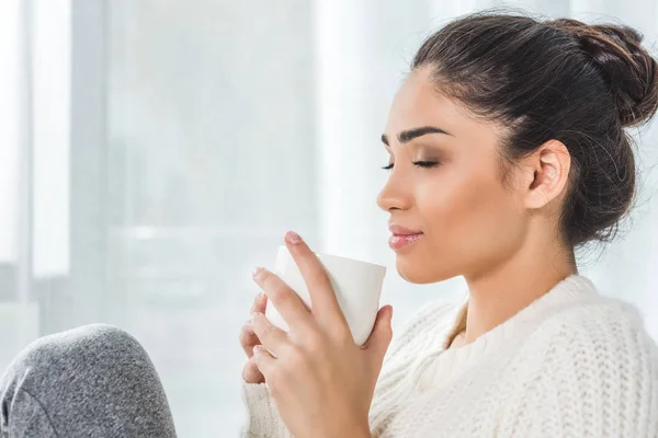 Ragazza con tazza a casa — Foto stock