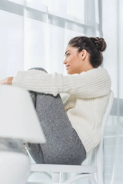 Mujer joven en casa - foto de stock