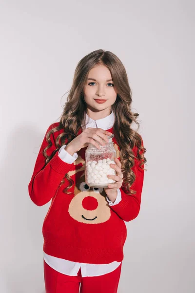 Teenage girl holding marshmallows — Stock Photo