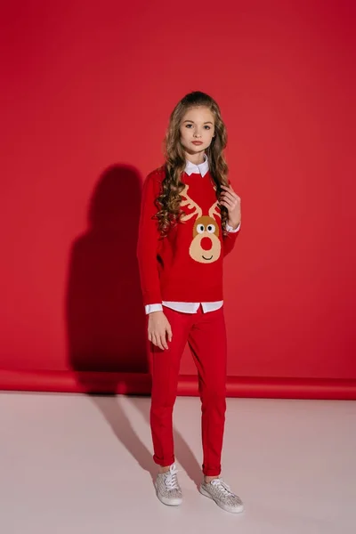Chica en suéter rojo con reno - foto de stock