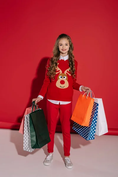 Chica con estilo con bolsas de compras - foto de stock