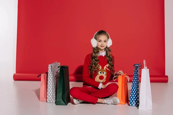 Chica con estilo con bolsas de compras - foto de stock