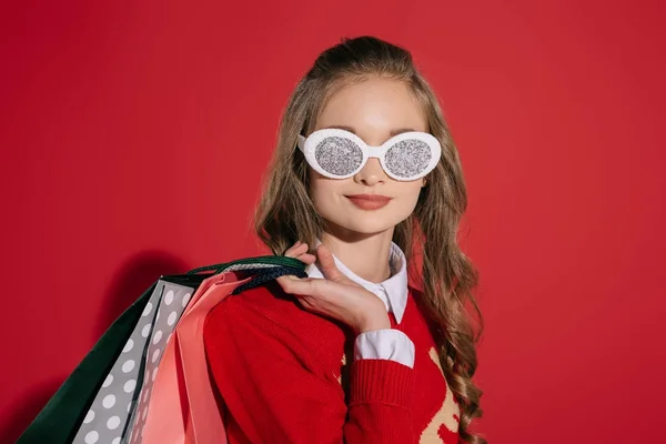 Chica con estilo con bolsas de compras - foto de stock