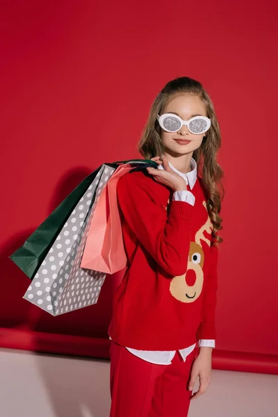 Chica con estilo con bolsas de compras - foto de stock