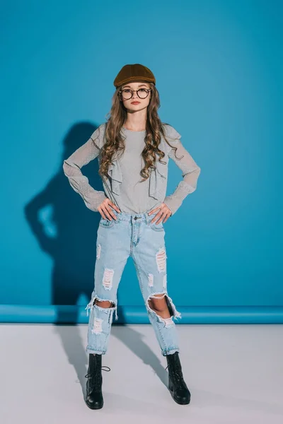 Teenage girl in trendy outfit — Stock Photo