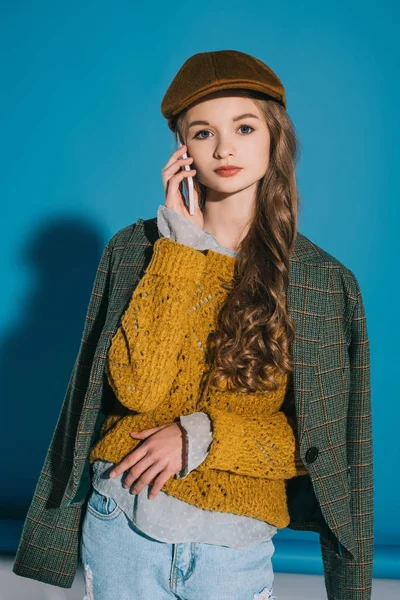 Stilvolles Teenager-Mädchen mit Smartphone — Stockfoto