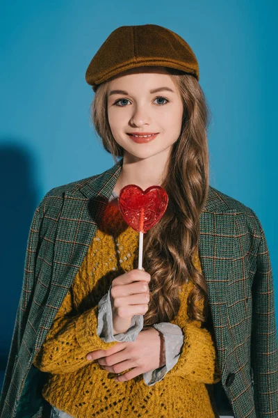 Adolescente chica con corazón en forma de caramelo - foto de stock