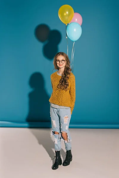 Stilvolle Teenager-Mädchen mit Luftballons — Stockfoto