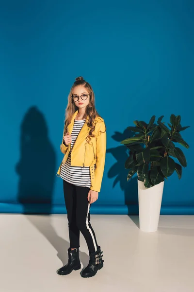 Fille élégante en veste en cuir — Photo de stock