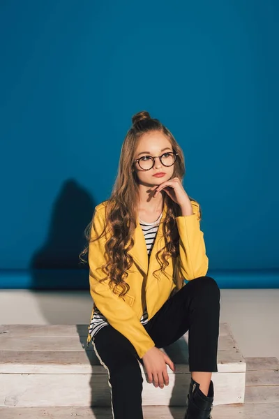 Chica con estilo en chaqueta de cuero - foto de stock