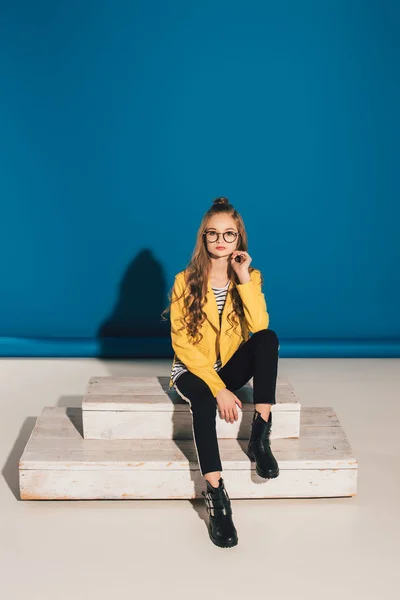 Menina elegante em jaqueta de couro — Fotografia de Stock